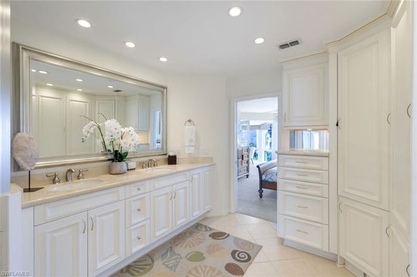 Bathroom, Dual Sink Vanities, Interior, Recessed Lighting