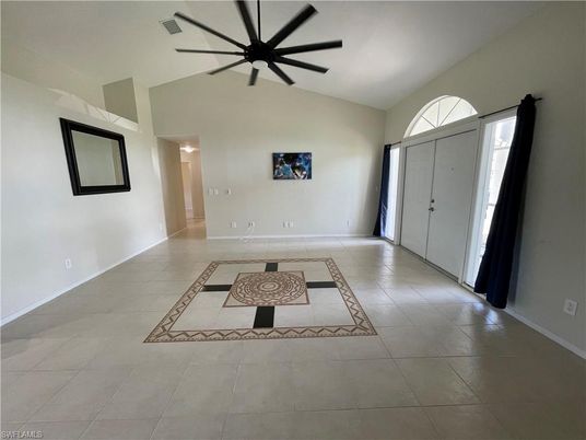 Empty room, Interior