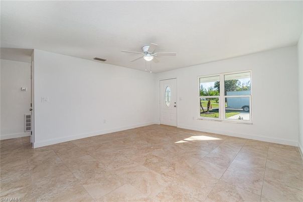 Empty room, Interior