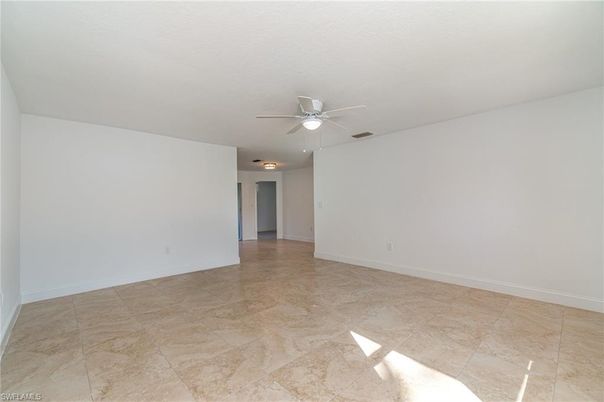 Empty room, Interior