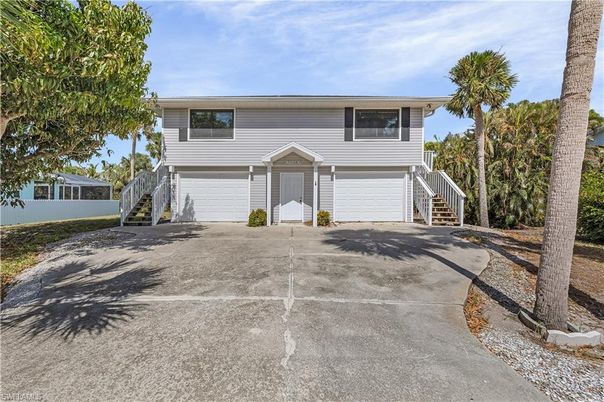 Attached, Exterior, Facade, Raised Ranch