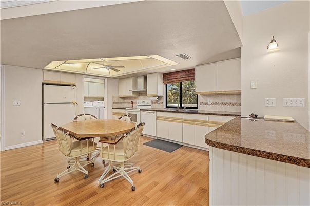 Dining room, Interior, Kitchen, Recessed Lighting, Wood Texture Flooring