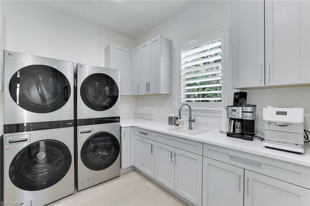 Interior, Washer, Wood Texture Flooring
