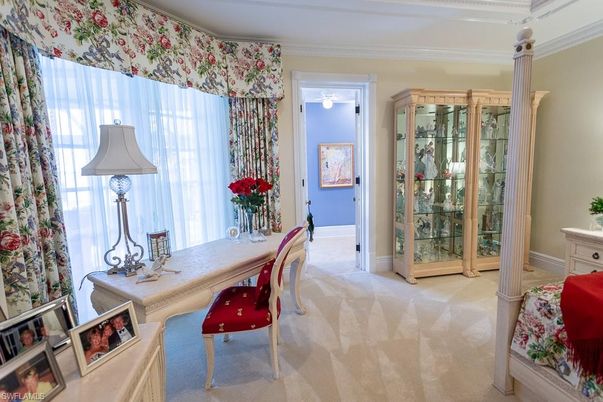 Home Office, Interior