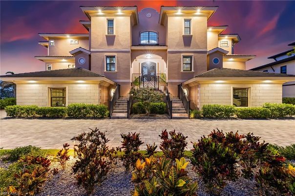 Exterior, Facade, Mediterranean