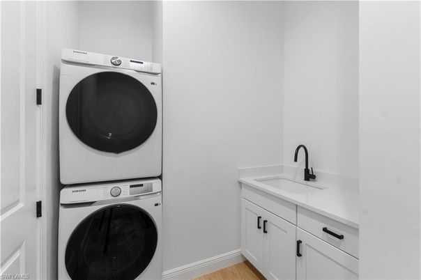 Interior, Utility Closets, Washer, Wood Texture Flooring