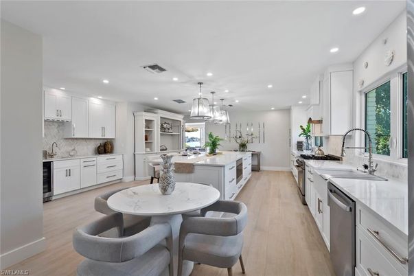 Dining room, Interior, Kitchen, Pendant Lights, Recessed Lighting, Wood Texture Flooring