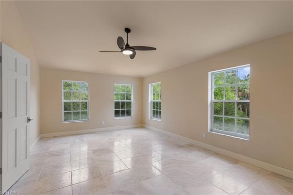 Empty room, Interior