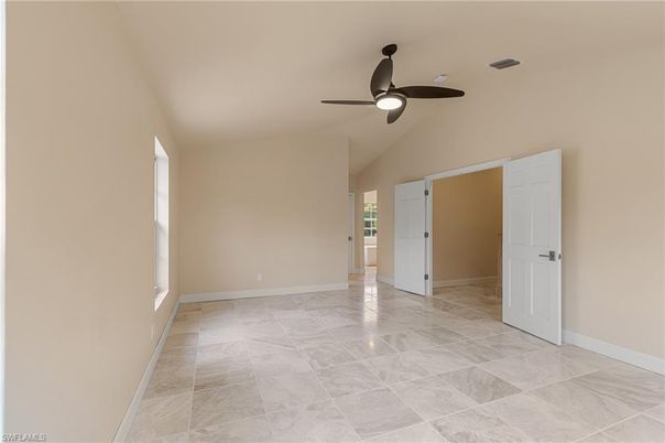 Empty room, Interior
