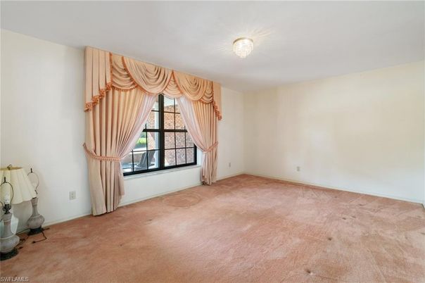 Empty room, Interior