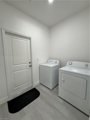 Interior, Recessed Lighting, Washer, Wood Texture Flooring