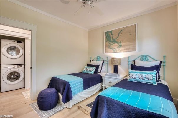Bedroom, Interior, Utility Closets, Washer, Wood Texture Flooring