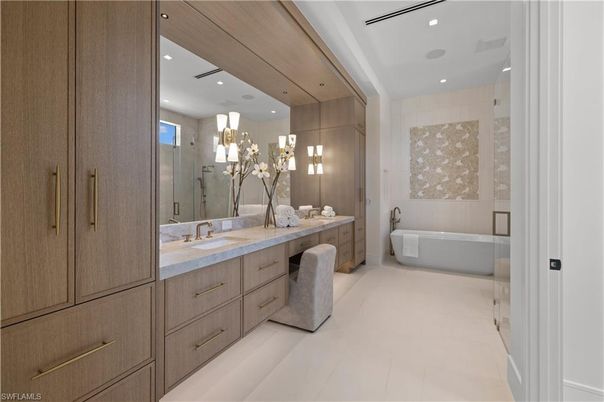 Bathroom, Dual Sink Vanities, Interior, Recessed Lighting