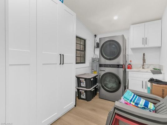 Interior, Recessed Lighting, Washer, Wood Texture Flooring