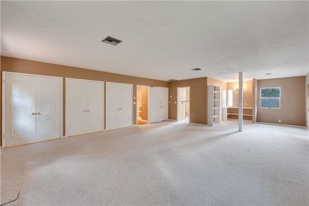 Empty room, Interior