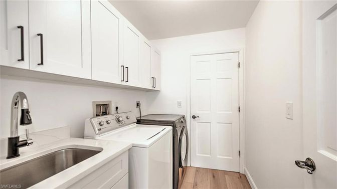 Interior, Washer, Wood Texture Flooring