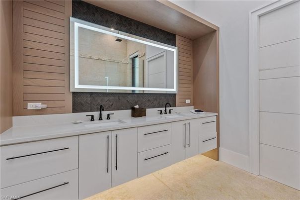 Bathroom, Dual Sink Vanities, Interior