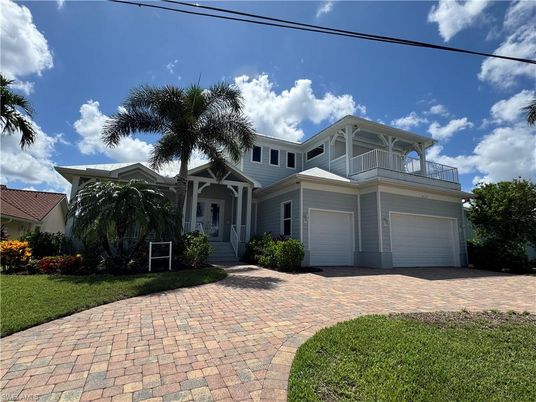 Attached, Exterior, Facade, American Craftsman