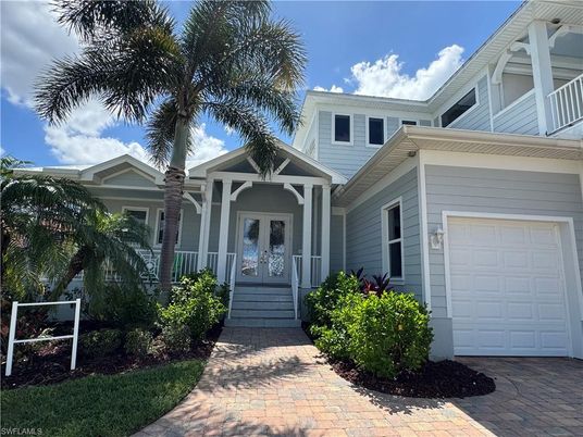 Attached, Exterior, Facade, American Craftsman