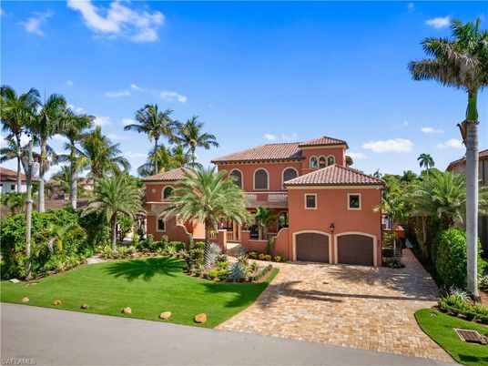 Attached, Exterior, Facade, Mediterranean