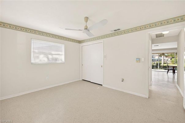 Empty room, Interior