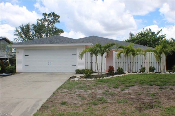 Attached, Exterior, Facade, Ranch