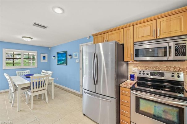Dining room, Interior, Kitchen, Recessed Lighting, Stainless Steel Appliances