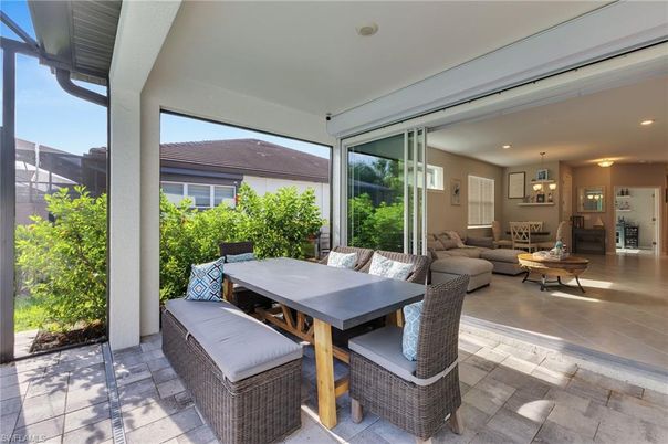 Dining room, Exterior, Pendant Lights