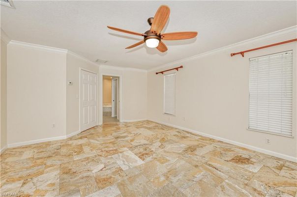 Empty room, Interior