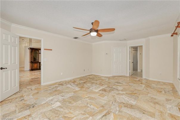 Empty room, Interior