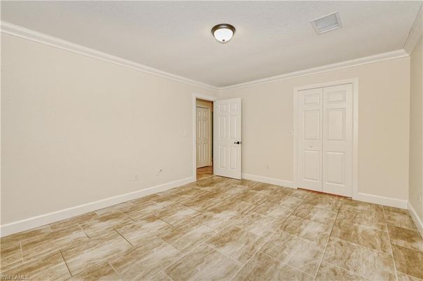 Empty room, Interior