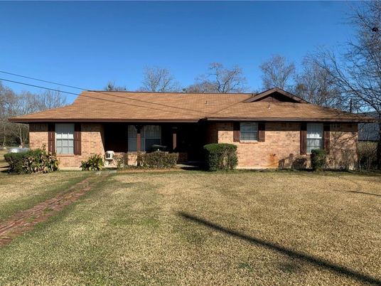 Exterior, Facade, Brick Facade, Ranch