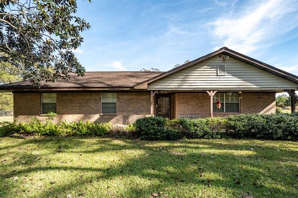 Exterior, Facade, Brick Facade, Ranch