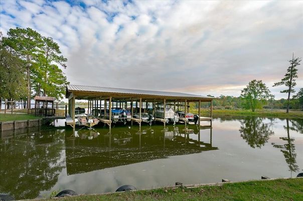 Exterior, Lake