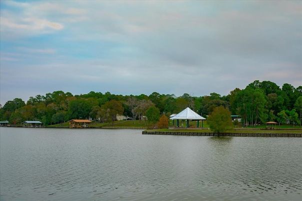 Exterior, Lake