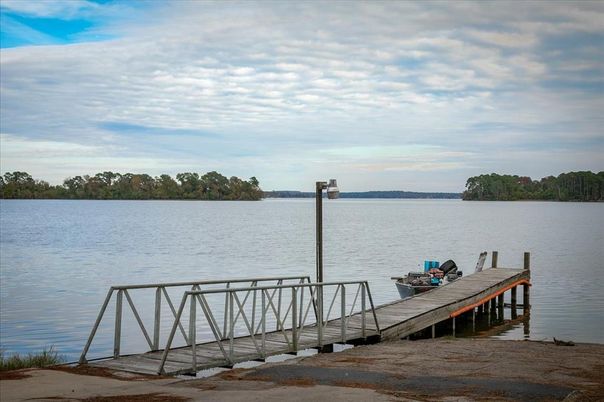 Exterior, Lake