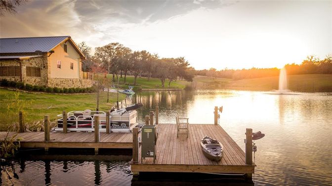 Exterior, Lake