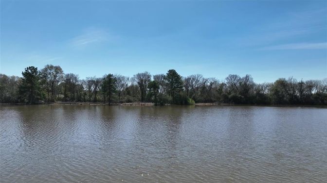 Exterior, Lake
