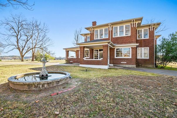 Backyard, Exterior, Facade, Brick Facade, Georgian