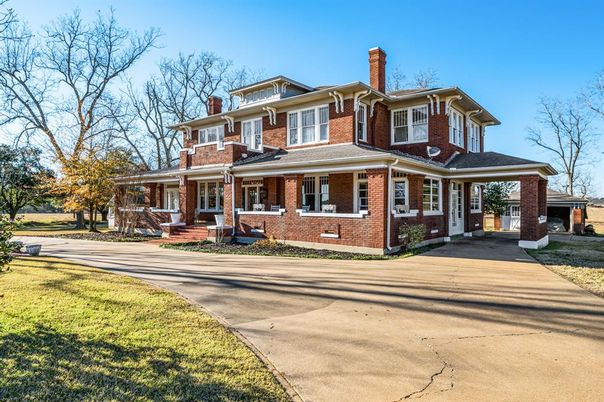 Exterior, Facade, Brick Facade, American Foursquare