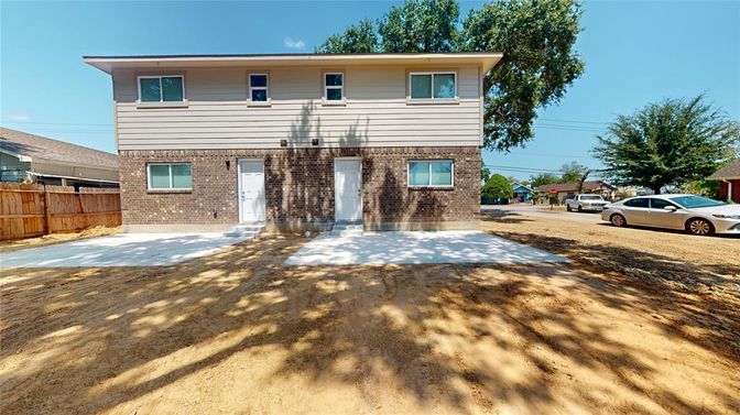 Exterior, Facade, Brick Facade, Raised Ranch