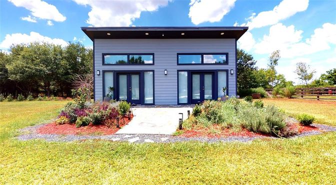 Backyard, Exterior, Facade, Modern