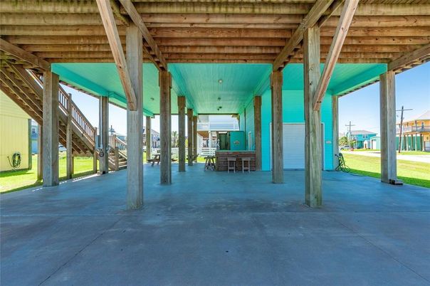 Exterior, Wooden Beams