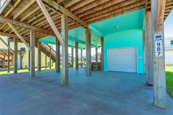 Exterior, Wooden Beams