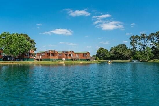 Exterior, Lake