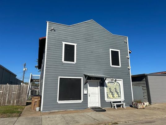Exterior, Facade, Rowhouse