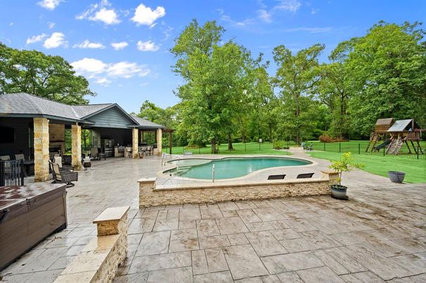 Exterior, Playground, Pool