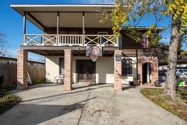 Exterior, Facade, Modern