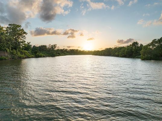 Exterior, Lake