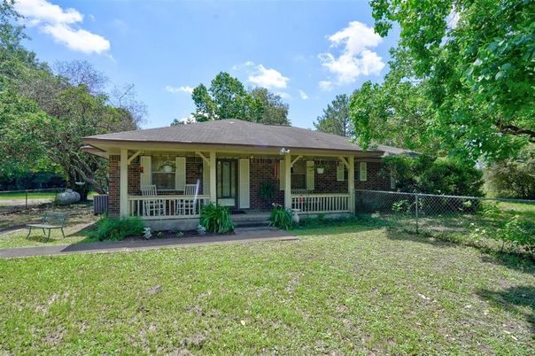 Backyard, Exterior, Facade, Brick Facade, Ranch